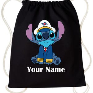 Op de afbeelding: Zwarte rugzak met trekkoord met een blauw stripfiguur met een kapiteinshoed en een pak. Het personage heeft grote ogen en paarse oren. De tekst "Your Name" staat eronder in het wit.