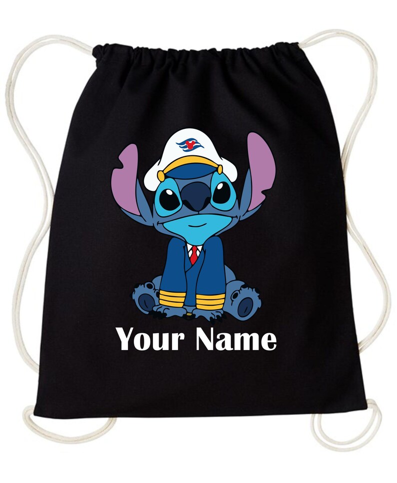 Op de afbeelding: Zwarte rugzak met trekkoord met een blauw stripfiguur met een kapiteinshoed en een pak. Het personage heeft grote ogen en paarse oren. De tekst "Your Name" staat eronder in het wit.