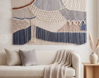 Grote abstracte macramé muurhanger, blauw kusttapijt, geweven landschapskunst aan de muur, modern boho-decor, decor boven het bed, midden van de eeuw modern