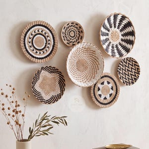 Geflochtener Korb-Set von 7, Boho-Wanddekoration, schwarz-weiße Seegras-Wanddekoration, afrikanische Wandkunst, Japandi und Wabi Sabi Art