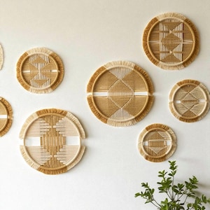 Tapiz circular de macramé, cesta tejida, decoración moderna de estilo rústico, arte de pared neutro, regalo para nuevo hogar