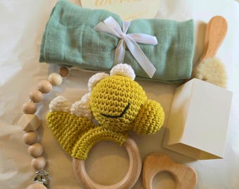Set de regalo personalizado de sonajero de dinosaurio de ganchillo: Regalo para baby shower con juguetes de madera - En caja