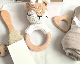 Set de regalo personalizado para baby shower con sonajero de reno de crochet, juguete de madera, pinza para chupete, paño de muselina y disco de bienvenida. Listo y en caja.