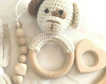 Set de regalo personalizado de sonajero de ganchillo para perros con juguetes de madera y clip para chupete.