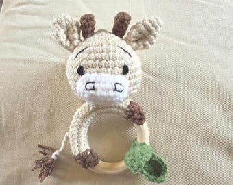 Sonajero de ganchillo personalizado para ternero, ideal para regalar en baby shower.