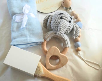 Set de regalo personalizado de sonajero de elefante de ganchillo – Juguetes de madera, tela de muselina, lista de regalos para baby shower