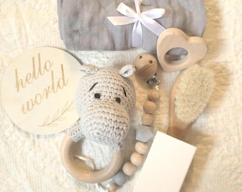 Set de regalo de sonajero de hipopótamo personalizado de crochet: juguetes de madera, tela de muselina - En caja