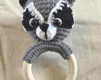 Sonajero de mapache de ganchillo personalizado, caja de regalo para baby shower.