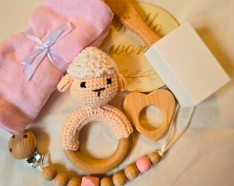 Set de regalo personalizado para baby shower con sonajero de oveja de ganchillo, juguetes de madera y paño de muselina, en caja.