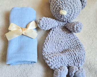 Oso de peluche de ganchillo, ideal para abrazar, como amuleto o peluche, regalo para baby shower o para recién nacidos. Hecho a mano, estilo amigurumi.
