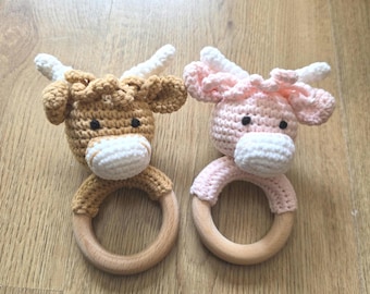 Sonajero de bebé personalizado de ganchillo con forma de vaca de las Tierras Altas rosas, regalo para baby shower.