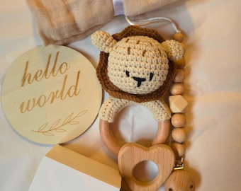 Set de regalo personalizado de sonajero de león de ganchillo: juguetes de madera, tela de muselina, caja de regalo para baby shower.