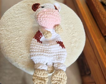 Manta de apego con forma de vaca tejida a crochet, suave y cómoda, ideal para regalar en baby shower.