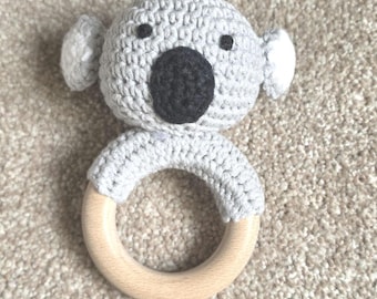 Sonajero de koala de ganchillo personalizado, caja de regalo para baby shower.