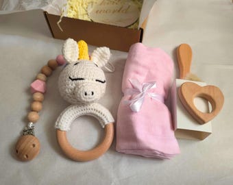 Set de regalo personalizado para baby shower: sonajero de unicornio de ganchillo, clip para chupete y paño de muselina.