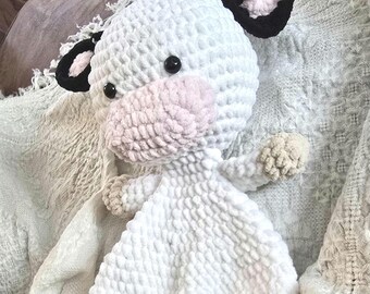 Manta de apego con forma de vaca tejida a crochet, suave y cómoda, ideal como regalo para baby shower.