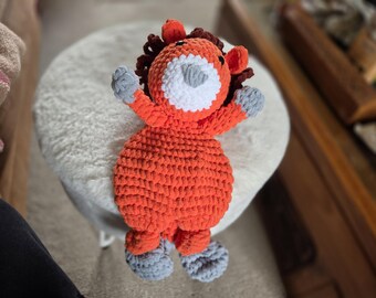 Manta de bebé de león tejida a crochet, suave y achuchable, ideal como abrazo o como regalo para baby shower.