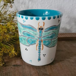 Handgefertigter Keramik Becher mit Motiv Libelle und Schriftzug "Save our Planet", Weiß Blau Türkis & Schwarz, Tasse 200 ml