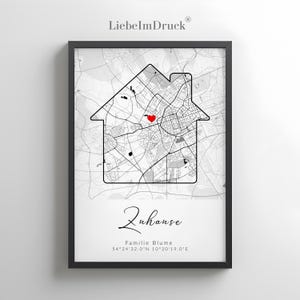 Könnte beinhalten: Gerahmter Schwarz-Weiß-Kartendruck mit einem hausförmigen Umriss. Die Karte zeigt ein rotes Herz und das Wort "Zuhause" in Schriftform. Unter dem Text stehen die Worte "Familie Blume" und Koordinaten.