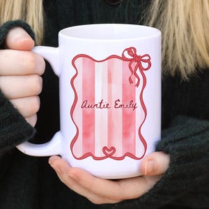 Benutzerdefinierte Name Tante Tasse, Babymitteilung Geschenk für Tante, blaue Streifen Kaffeetasse, personalisierte Schwangerschaft offenbaren, neue Tante Geschenkidee