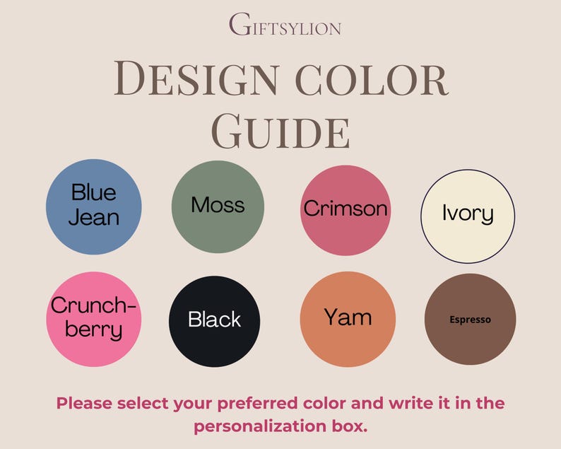 Może przedstawiać: Przewodnik po kolorach projektu z ośmioma opcjami kolor&oacute;w: Blue Jean, Moss, Crimson, Ivory, Crunchberry, Black, Yam i Espresso. Tekst "DESIGN COLOR GUIDE" znajduje się na g&oacute;rze, z marką "GIFTSYLION" nad nim. Tekst na dole brzmi "Wybierz sw&oacute;j preferowany kolor i wpisz go w polu personalizacji."