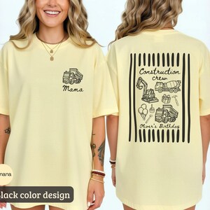Może przedstawiać: Bladoż&oacute;łty t-shirt z czarnym wzorem graficznym. Z przodu znajduje się mała wywrotka i napis "Mama". Z tyłu widnieje duża prostokątna ramka w pionowe paski, pojazdy budowlane, narzędzia, balony oraz tekst "Construction crew" i "Oliver's Birthday".
