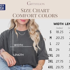 Puede incluir: Una tabla de tallas para camisetas Comfort Colors, con medidas en pulgadas. La tabla incluye tallas de la S a la 4XL, con las medidas correspondientes de ancho y largo. La imagen tambi&eacute;n presenta el texto "MADE IN USA" y el nombre de la marca "GIFTSYLION".