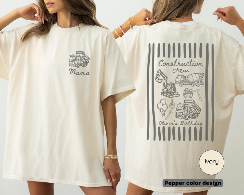Może przedstawiać: T-shirt w kolorze kości słoniowej z małą ciemnoszarą grafiką wywrotki i napisem Mama na lewej piersi. Z tyłu znajduje się duża ciemnoszara grafika z pionowymi pasami, pojazdami budowlanymi, prezentem, balonami oraz napisem Construction crew Oliver's Birthday.