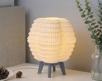 3D-geprinte tafellamp: lotuszigzag-lampenkap, geometrisch bedlampje