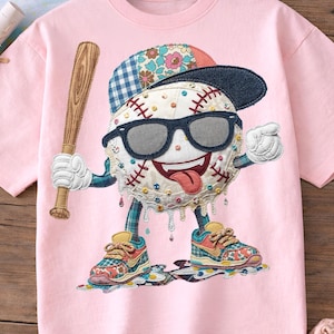 Può includere: T-shirt rosa chiaro con un ricamo di un personaggio a forma di palla da baseball. La palla da baseball indossa occhiali da sole, un berretto e scarpe da ginnastica e tiene in mano una mazza. La palla da baseball ha una faccia sorridente con la lingua di fuori.