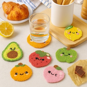 Pode incluir: Uma coleção de bases para copos coloridas em forma de fruta, incluindo abacate, maçã, morango, limão, pêssego e caqui. As bases são feitas de tecido texturizado e protegem as superfícies de manchas de água.