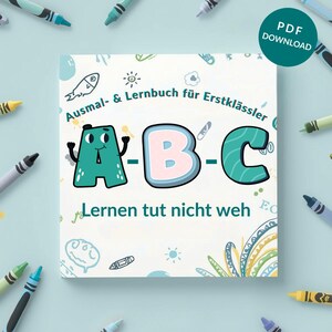 以下が含まれることがあります： ターコイズとピンクの「A-B-C」の文字が書かれた正方形の表紙で、「Ausmal- & Lernbuch für Erstklässler」と「Lernen tut nicht weh」の文字が書かれています。表紙はカラフルなクレヨンで囲まれています。