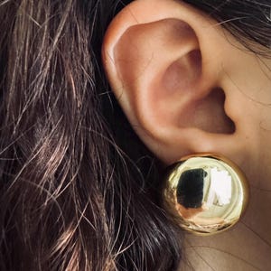 Boucles d'oreilles puces argentées en forme de dôme, boucles d'oreilles tendance, puces argentées surdimensionnées, bijoux minimalistes, boucles d'oreilles rondes modernes, cadeau pour elle