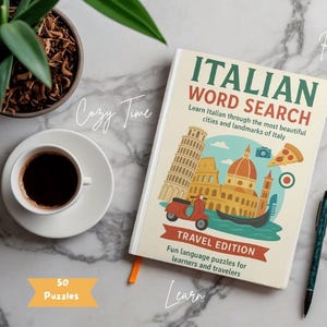 Peut inclure: Un livre ouvert intitul&eacute; "Italian Word Search" avec des illustrations de monuments italiens, une tasse de caf&eacute;, un stylo et une petite plante. La couverture du livre pr&eacute;sente un scooter rouge, une gondole et une part de pizza. Le texte indique "Travel Edition".