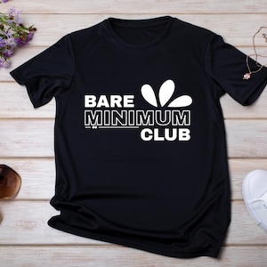Trendig Bare Minimum Club T-shirtdesign PNG | Rolig citatgrafik T-shirt | Minimalistisk typografisk T-shirt | Hög upplösning 4500x5400
