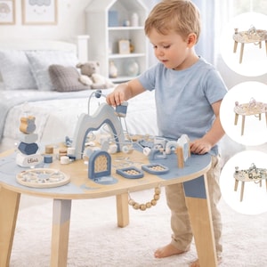 Puede incluir: Mesa de actividades de madera con acabado en azul claro y madera natural. La mesa cuenta con varios juguetes de madera, incluyendo un laberinto de cuentas, bloques apilables y otros elementos interactivos. Diseñada para niños pequeños.