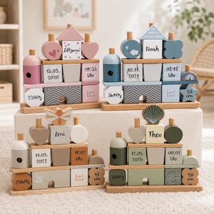 Puede incluir: Cuatro juegos de bloques de madera para apilar con diversas formas geométricas, colores pastel y tonos suaves, y texto personalizado con nombres como Lillyana, Noah, Leni y Theo. Cada conjunto muestra detalles de nacimiento como fechas y medidas.