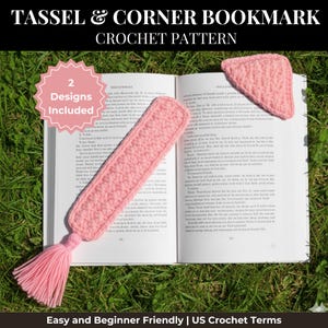 Può includere: Un segnalibro all'uncinetto rosa con nappa e un segnalibro ad angolo, esposto su un libro aperto. Il testo recita "TASSEL & CORNER BOOKMARK CROCHET PATTERN" e "2 Designs Included". Il modello è "Easy and Beginner Friendly | US Crochet Terms".