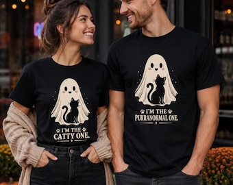 Camiseta de casal de Halloween PNG, pacote de designs combinando de gato e fantasma, um felino e um purranormal, download de sublimação de casal assustador