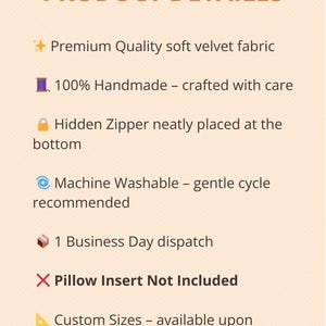 Puede incluir: Sobre un fondo crema, el texto &laquo;PRODUCT DETAILES&raquo; (Detalles del producto) describe las caracter&iacute;sticas del producto. Se menciona tejido de terciopelo suave, fabricaci&oacute;n artesanal, cremallera oculta y lavable a m&aacute;quina.