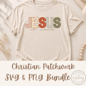 Könnte beinhalten: Ein beiges T-Shirt mit kurzen Ärmeln, das den Schriftzug JESUS in großen, gemusterten Blockbuchstaben mit Karomuster, Blumenmuster, einfarbigem Orange, Streifen und Grün zeigt. Unter dem Wort JESUS steht der Text is Lord in Schreibschrift.