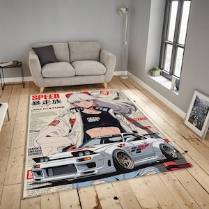 Könnte beinhalten: Rechteckiger Teppich mit einer japanischen Anime-Illustration. Das Design zeigt ein weißes Sportauto, eine weibliche Figur und japanischen Text. Der Teppich hat ein rot-weiß-schwarzes Farbschema und liegt auf einem Holzboden.