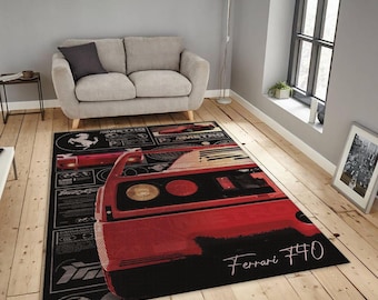 Könnte beinhalten: Rechteckiger Teppich mit einem roten Ferrari F40-Design und schwarz-weißen Details. Der Teppich trägt den Schriftzug "Ferrari 740" in weißer Schrift. Der Teppich liegt auf einem Holzboden in einem Wohnzimmer.