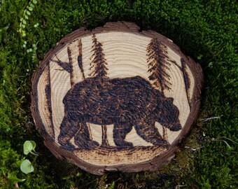 Decoración de pared de madera pirograbada - Oso en el bosque - Artesanía rústica en madera quemada - Regalo para los amantes de la naturaleza y el espíritu salvaje
