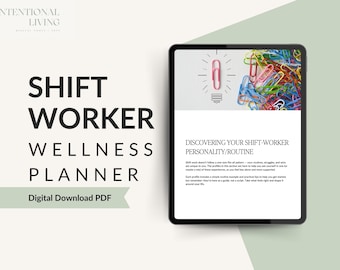Może przedstawiać: Cyfrowy planer dobrego samopoczucia dla pracowników zmianowych, wyświetlany na tablecie. Okładka zawiera tekst "SHIFT WORKER WELLNESS PLANNER" pogrubioną czcionką. Ekran tabletu pokazuje żarówkę ze spinaczem i kolorowymi spinaczami. Planer jest cyfrowym plikiem PDF do pobrania.