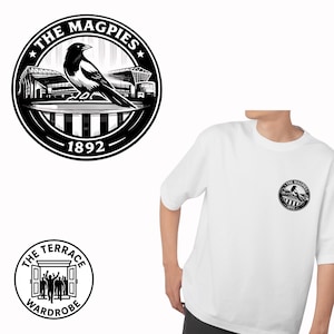 Puede incluir: Camiseta blanca con un emblema circular en blanco y negro. El emblema presenta una urraca, un estadio y el texto "THE MAGPIES" y "1892". Una versi&oacute;n m&aacute;s peque&ntilde;a del emblema est&aacute; en el pecho izquierdo de la camiseta.
