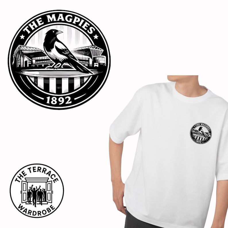 Puede incluir: Camiseta blanca con un emblema circular en blanco y negro. El emblema presenta una urraca, un estadio y el texto "THE MAGPIES" y "1892". Una versi&oacute;n m&aacute;s peque&ntilde;a del emblema est&aacute; en el pecho izquierdo de la camiseta.