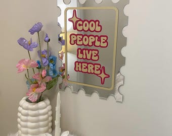 Spiegel Cool People Live Here: funky kitsch retro stempel muurkunst, felroze Y2K esthetiek. Grappigste housewarmingcadeau | Spiegel vinylstickers