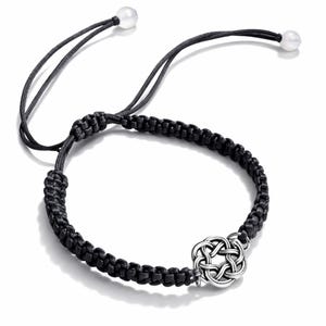 Regulowana bransoletka z węzłem celtyckim, czarna bransoletka makrama ze srebrnym symbolem celtyckim, minimalistyczna biżuteria unisex, prezent duchowy