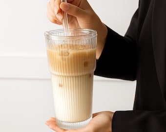 Vaso acanalado con tapa y pajita para café helado o batidos